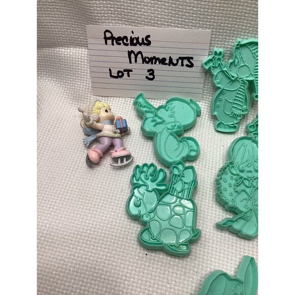 Wilton Cookie Cutters Precious Moments Plastic 1993~Lot Of 6 ~ Plus 2 Ornaments - Picture 2 of 9
